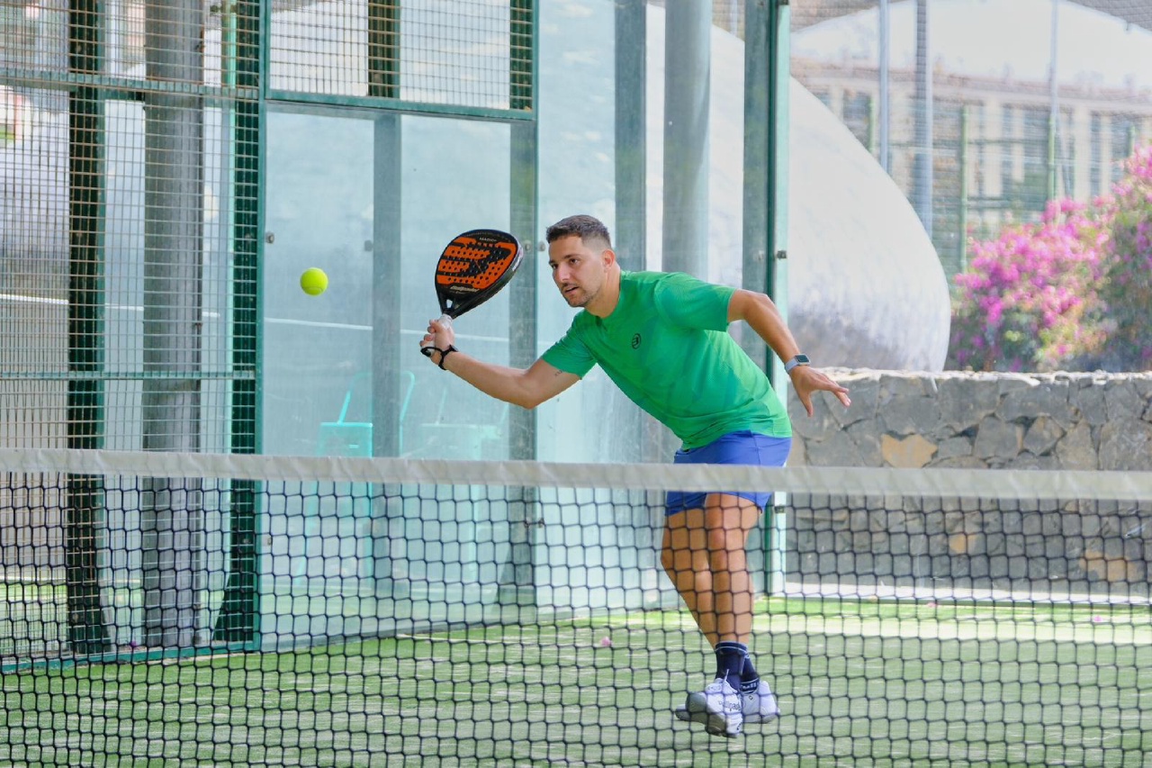 Kevin Padrón Frías jugando al pádel