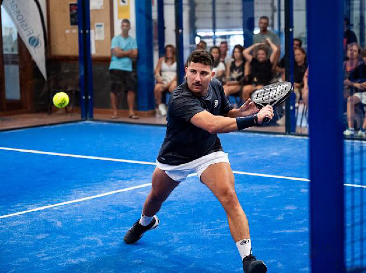 Kevin Padrón Frías jugando al pádel